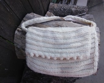 Gestrickte weiße Geldbörse
