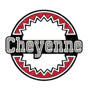 Könnte beinhalten: Ein kreisförmiges Grafikdesign mit dem Namen "Cheyenne" in einer stilisierten Schriftart. Das Design hat einen schwarzen Rand, einen roten gezackten Innenring und den Namen in Hellgrau mit schwarzer Umrandung.