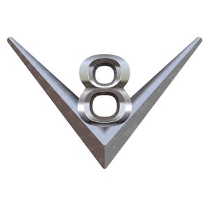 Può includere: Un emblema a forma di V in cromo argentato con un grande numero 8 in cromo argentato in rilievo al centro.
