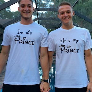 Personnalisez les noms des homosexuels LGBT I&#39;m His Prince et He&#39;s My Prince avec des noms de moustaches et d&#39;oreilles de Mickey assortis aux débardeurs Etsy