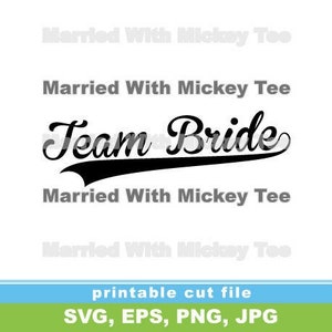 Op de afbeelding: Zwart-wit grafisch ontwerp met de tekst "Team Bride" in een baseball-lettertype. De tekst "Married With Mickey Tee" staat boven en onder de hoofdtekst.