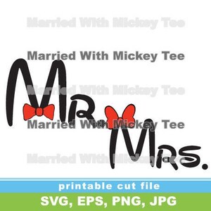 Puede incluir: Un diseño de archivo de corte imprimible con las palabras "Mr." y "Mrs." en una fuente estilizada que recuerda la firma de Mickey Mouse. El "Mr." tiene una corbata de lazo roja y la "Mrs." tiene un lazo rojo.