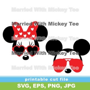Könnte beinhalten: Ein digitales Schnittmuster mit Mickey und Minnie Mouse, die Sonnenbrillen tragen. Das Design enthält den Text "Married With Mickey Tee".