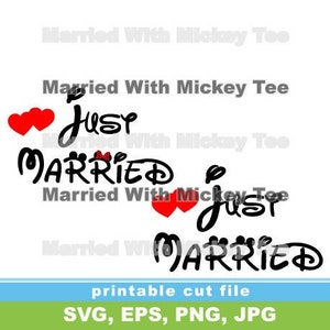 Puede incluir: Un diseño de archivo de corte imprimible con el texto "Just Married" en una fuente estilizada con orejas de Mickey Mouse. El diseño incluye dos corazones rojos y está disponible en los formatos SVG, EPS, PNG y JPG.