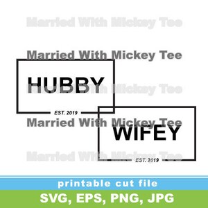 Puede incluir: Diseño de archivo de corte imprimible en blanco y negro con el texto "Hubby" y "Wifey" en un marco cuadrado. El texto "Est. 2019" está debajo de cada palabra. El diseño es para un archivo de corte imprimible en formatos SVG, EPS, PNG y JPG.