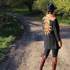 Boho vilten geborduurde jas, womens zwart versierd jas, maat M dames boho kleding