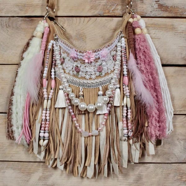 Borsa a tracolla boho rosa fatta a mano con perle, perline e piume