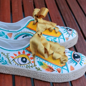 Handbemalte Sommerschuhe, bunte Damenschuhe, Schnür-Espadrille-Canvas-Schuhe auf Plateau, handbemalte Sommer-Sneakers im Boho-Stil,