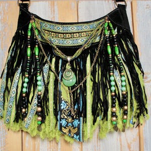 Bolso bohemio artístico: bolso de flecos hecho a mano con cuentas divertidas y personalidad audaz.