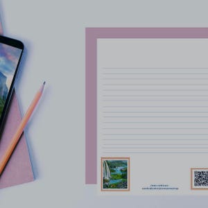 Op de afbeelding: Een gelinieerd notitieboek met een roze rand. Het notitieboek heeft een klein beeld van een waterval en de tekst "Een betere wereld is in onze handen". Er is een QR-code in de rechterbenedenhoek.