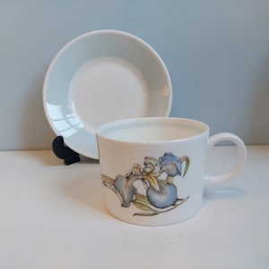 Vintage Wedgwood Susie Cooper &quot;iris&quot; teacup and saucer, bone china made in England 1980s