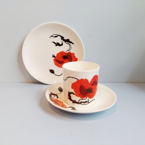 Vintage Wedgwood Susie Cooper &quot;Cornpoppy&quot; teacup trio