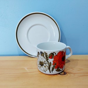 Mid Century J & G Studio ""Mohn"" Teetasse mit Untertasse, hergestellt in England 1960er Jahre."