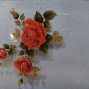 Pode incluir: Um desenho pintado de rosas vermelhas com folhas verdes sobre um fundo branco.