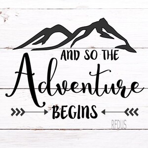 Puede incluir: Diseño gráfico en blanco y negro con una silueta de cordillera y el texto "And so the Adventure Begins" con flechas a cada lado.