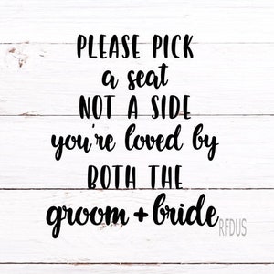 以下が含まれることがあります： 白い木製の背景に、黒い文字で「PLEASE PICK a seat NOT A SIDE you're loved by BOTH THE groom + bride」と書かれています。