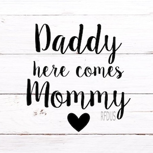 Papá aquí viene mamá svg, Sólo espera hasta que veas su svg, Idea de signo de boda Archivo digital, todo me ama a todos ustedes svg, boda svg