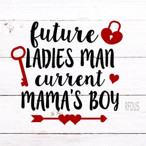 Pode incluir: Um fundo de madeira branca com um gráfico preto e vermelho que diz "future ladies man current mama's boy" com uma chave, um cadeado, corações e uma flecha.
