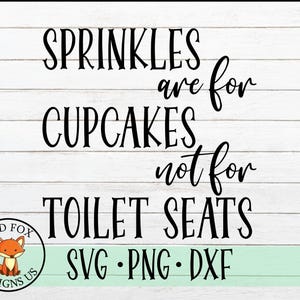 Puede incluir: Texto en blanco y negro sobre un fondo de madera con veta que dice "Sprinkles are for cupcakes not for toilet seats" con un logotipo de zorro rojo que dice "Red Fox Designs US" debajo del texto.