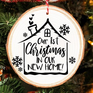 Notre 1er Noël dans notre nouveau svg à la maison, svg de housewarming, svg de maison à la maison, neige de toit de maison, signe de diy, ornement de diy, fichier mignon de svg de propriétaire d’une maison