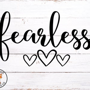 Puede incluir: Diseño gráfico en blanco y negro con la palabra "fearless" en una fuente cursiva. Tres pequeños corazones están debajo de la palabra.