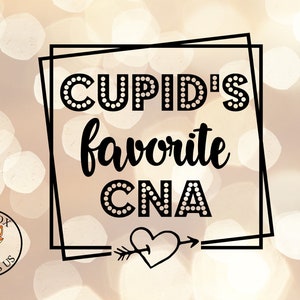 Pode incluir: Design gr&aacute;fico preto e branco com o texto "CUPID'S favorite CNA" em uma moldura decorativa com um cora&ccedil;&atilde;o e uma flecha. O texto &eacute; cercado por pequenos pontos brancos.