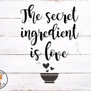 Może przedstawiać: Białe drewniane tło z czarnym tekstem, który brzmi "The secret ingredient is love" z czarną miską i sercami nad nią. Czerwone logo lisa znajduje się w lewym dolnym rogu.