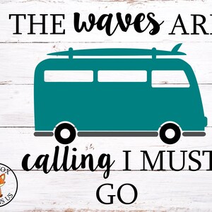 Könnte beinhalten: Ein türkisfarbener Vintage-Van mit einem Surfbrett auf dem Dach. Der Text "THE WAVES ARE calling I MUST GO" steht unter dem Van.