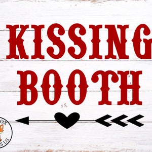 Pode incluir: Uma placa de madeira branca com texto vermelho que diz "Kissing Booth". Uma seta preta com um coração no final aponta para a direita. A placa é perfeita para um casamento, uma festa ou outro evento especial.