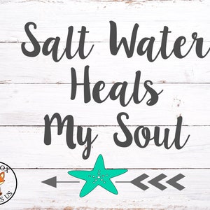 Puede incluir: Fondo de madera blanco con el texto "Salt Water Heals My Soul" en escritura gris oscuro. Una estrella de mar turquesa y un diseño de flecha gris están debajo del texto. Un logotipo con un zorro está en la esquina inferior izquierda.