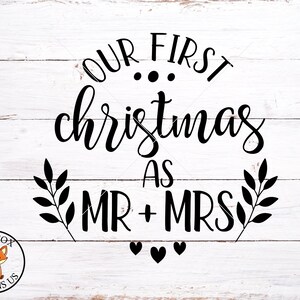 Eerste kerst als de heer en mevrouw svg, bruiloft Svg, verloving Svg, bruidsdouche cadeau, diy ornament, housewarming svg, schattig huiseigenaar svg bestand
