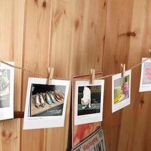 Peut inclure: Une ficelle avec des pinces à linge en bois tenant des photos. Les photos sont imprimées sur du papier cartonné blanc et présentent différentes images, notamment des chaussures, un chat et une boisson.