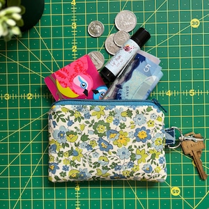Monedero pequeño y dulce con flores verdes y azules · Monedero · Mini llavero tipo billetera · Estuche pequeño con cremallera
