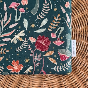 Woodland paddenstoelgroen boekhoes · Met stof gewatteerde boekbeschermer · Comfortabel boek · Drukknoop boek · iPad-lezervak · Opberger tas