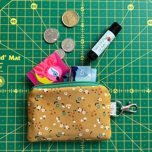Pochette à petites fleurs moutarde · Porte-monnaie · Mini porte-clés portefeuille · Petite pochette à fermeture éclair • Pochette pour écouteurs • Pochette pour caca de chien