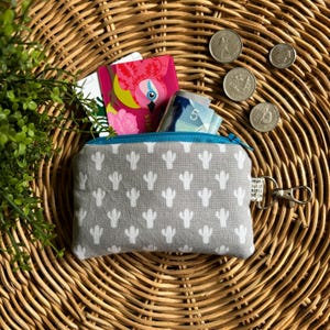 Cactus blanco sobre gris Monedero gris · Monedero · Mini llavero tipo billetera · Estuche pequeño con cremallera · Estuche para auriculares · Estuche para excrementos de perro
