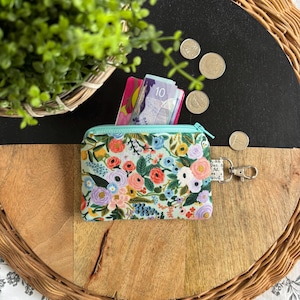 Fleurs lumineuses sur fond menthe Porte-monnaie · Porte-monnaie · Mini portefeuille porte-clés · Petite pochette zippée