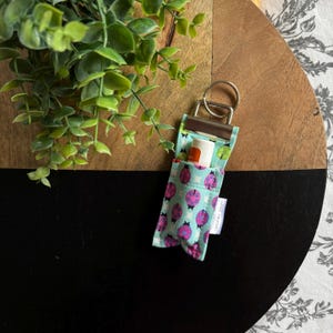 Schlüsselanhänger aus Baumwollstoff • Marienkäfer Lippenbalsam Halter • Lippenbalsam Schlüsselanhänger • Lippenbalsam Schlüsselanhänger