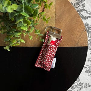Schlüsselanhänger aus Baumwollstoff • Rote Herzen • Lippenbalsam Halter • Lippenbalsam Halter • Lippenbalsam Schlüsselanhänger • Lippenbalsam Schlüsselanhänger