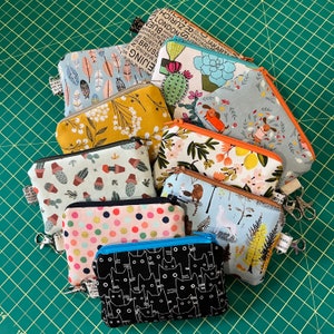 Jolie pochette en coton amusante · Porte-monnaie · Mini portefeuille porte-clés · Petite pochette zippée plumes de cactus chats citrons pois