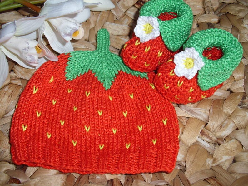 Set: Cap and shoes Fresh strawberries 0 to about 4 months 100% cotton hand knitted image 1