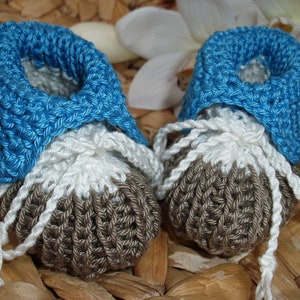 Baby shoes taupe-white-blue 100% cotton hand-knitted image 1