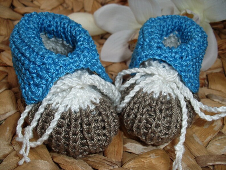 Baby shoes taupe-white-blue 100% cotton hand-knitted image 1