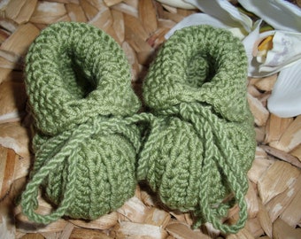 Baby shoes in apple-green - 100% wool - up to 6 months - hand-knitted