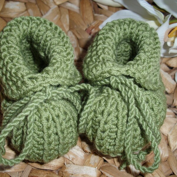 Babyschuhe in apfel-grün - 100%  Wolle - bis 6 Monate - handgestrickt