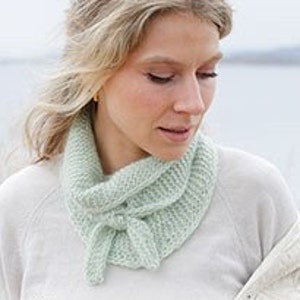 Pode incluir: Uma echarpe de pescoço de gola alta de malha verde claro com um detalhe de nó na frente.