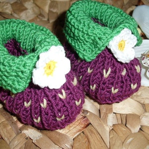Babyschuhe Brombeere Schuhe aus 100% Wolle Blüten aus Baumwolle handgestrickt Beeren Erdbeerschuhe Bild 1