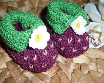 Babyschuhe "Brombeere" - Schuhe aus 100% Wolle - Blüten aus Baumwolle - handgestrickt - Beeren - Erdbeerschuhe -