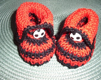 Baby shoes for football fans - red and black - 100% cotton - hand-knitted