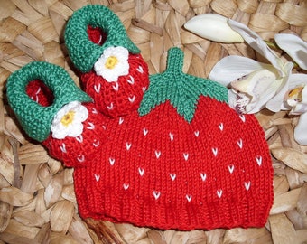 Set: Mütze und Schuhe "Erdbeeren" für Babies bis 4 Monate - 100% Baumwolle - handgestrickt